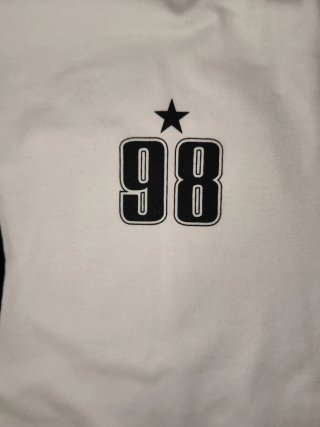 Camiseta Shein blanca con número 98