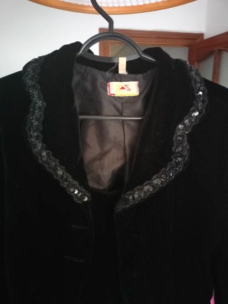Vestido negro con chaqueta torera