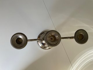 Candelabro de metal plateado No plata