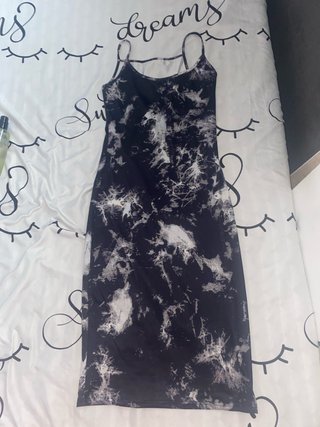Vestido de verano blanco con detalles
