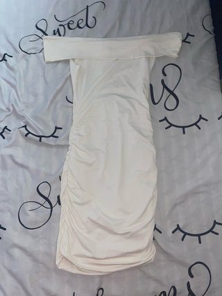 Vestido de verano blanco con detalles