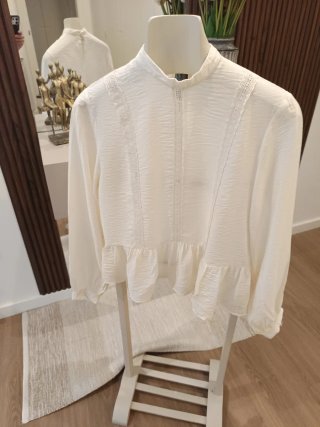 Camisola branca com folhos