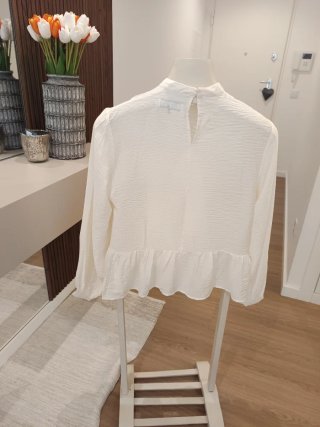 Camisola branca com folhos