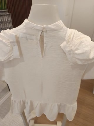 Camisola branca com folhos