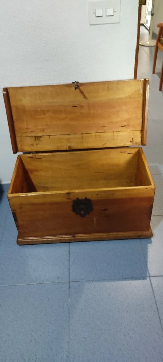 Baul antiguo de madera