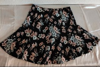 Falda floral negra