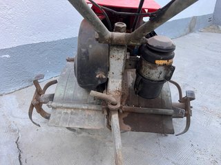 Motocultor rojo