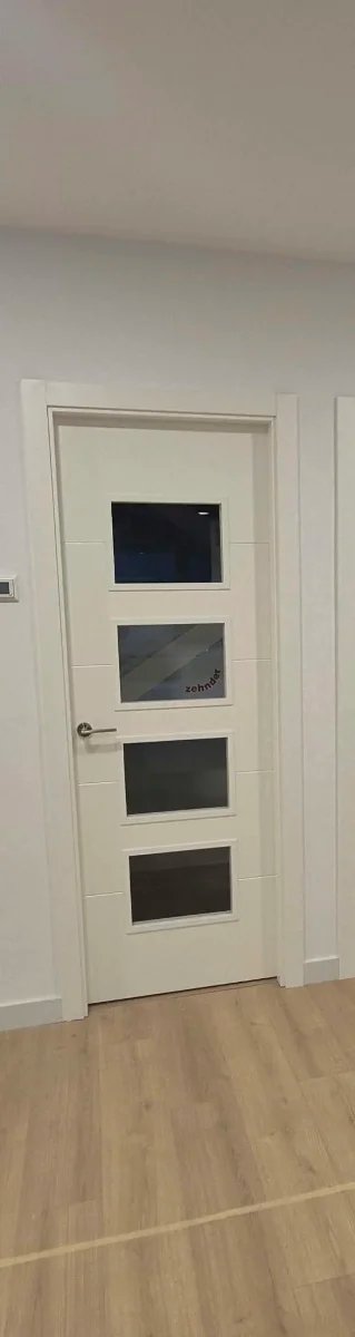 Puerta blanca con cristales nueva