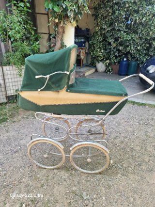Carrozzina vintage in velluto verde