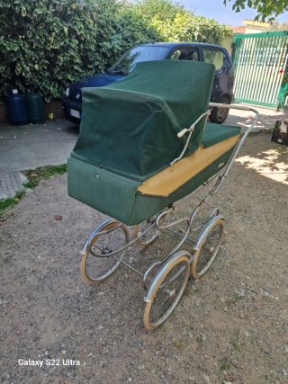Carrozzina vintage in velluto verde