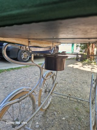 Carrozzina vintage in velluto verde