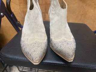 Botines Beige con Brillantes Talla 36