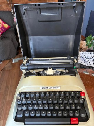 Máquina de escribir Olivetti Lettera 12