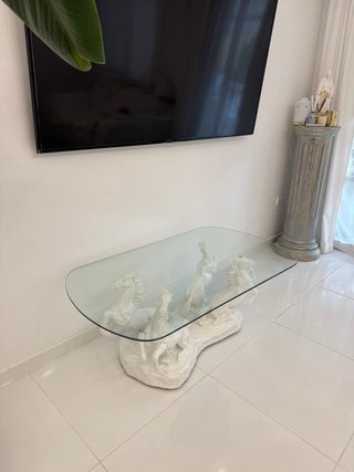 Mesa de centro con base de caballos