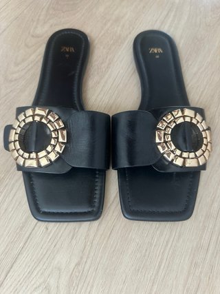 Sandalias Zara negras con detalle dorado