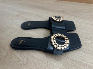 Sandalias Zara negras con detalle dorado