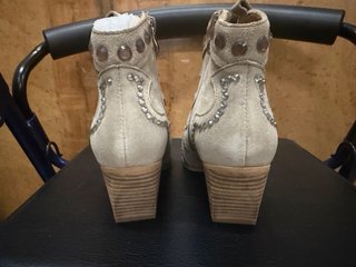 Botines Alma en Pena Beige con Brillantes