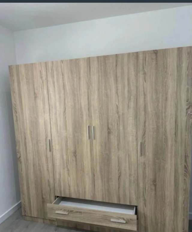 Guardaroba bianco in legno