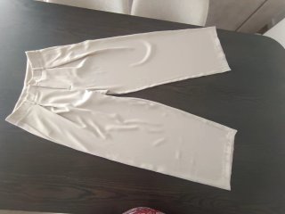 Calças de mulher em tom creme