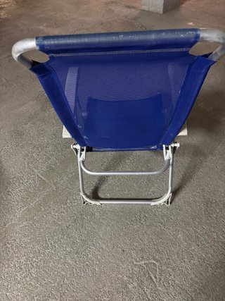 Silla de playa plegable azul y blanca