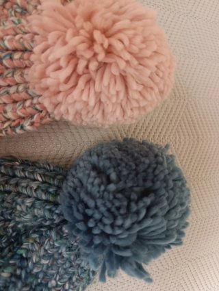 Set 2 gorros de lana con pompón (azul y rosa).