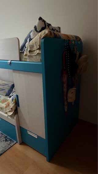 Litera compacta juvenil con armario y cama nido.