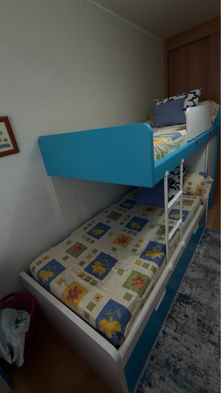Litera compacta juvenil con armario y cama nido.