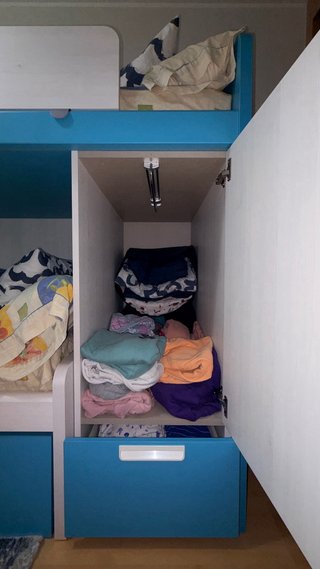 Litera compacta juvenil con armario y cama nido.