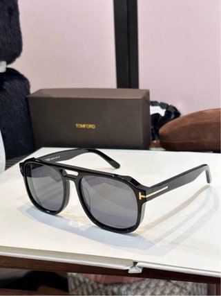 Gafas de sol Tom Ford negras y doradas