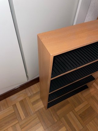 Estantería de madera con goma