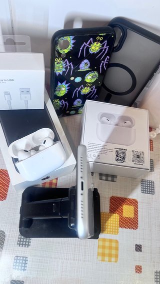 iPhone XR Bianco + Auricolari Air Pro 6