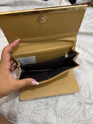 Monedero beige con detalles dorados