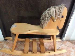 Caballito de madera balancín