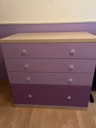 Cómoda infantil de madera y plástico