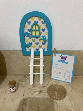 Puerta Ratoncito Pérez con escalera y tarjeta