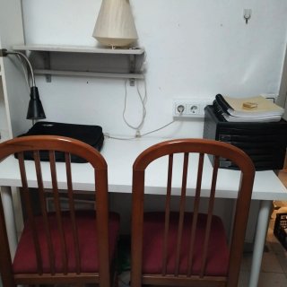 Scrivania e 2 Sedie in Legno