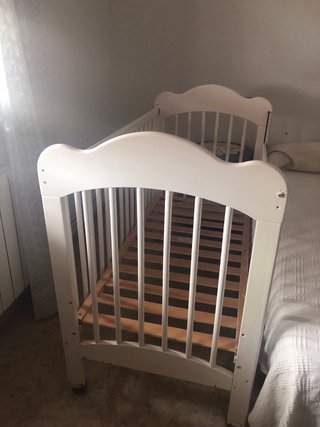Cuna blanca con colchón y ropa de cama