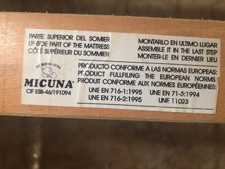 Cuna blanca con colchón y ropa de cama