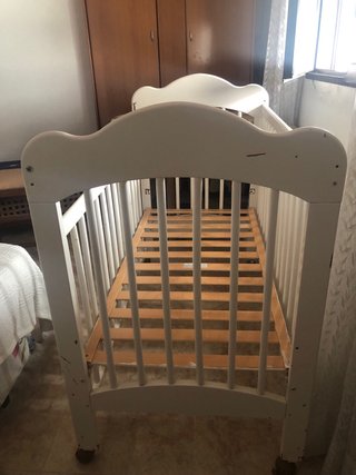 Cuna blanca con colchón y ropa de cama
