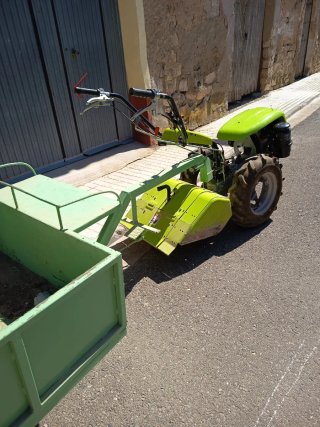 Motocultor agrícola Grillo con remolque
