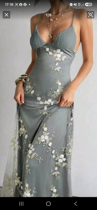 Vestido largo gris con bordados blancos