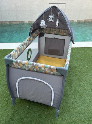 Parque infantil con cambiador y móvil