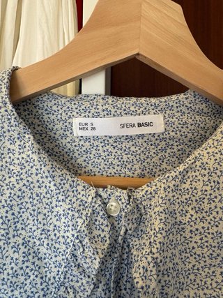 Camisa sfera floral azul y blanco talla s
