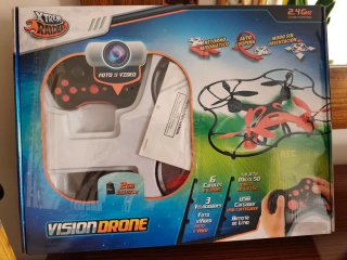 Drone de juguete rojo y negro Marca world wrands
