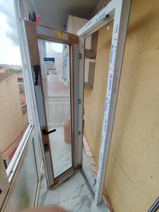 Balconera PVC apertura ext Roble Malta int BL Ext