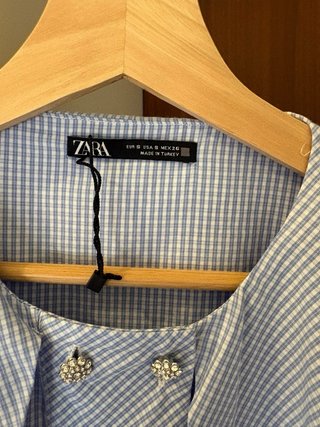 Camisa Zara azul con volantes