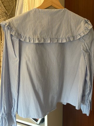 Camisa Zara azul con volantes