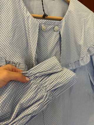 Camisa Zara azul con volantes