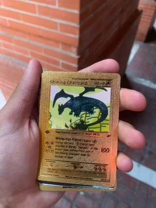 Carta Pokémon Pikachu VMAX Dorada