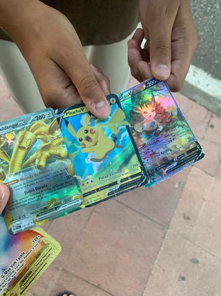 Carta Pokémon Pikachu VMAX Dorada